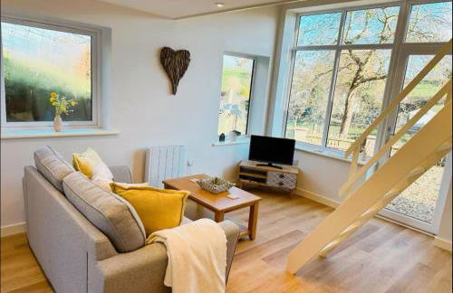 Honey Bee Cottage Tiny House Welshpool - Photo 15