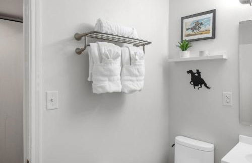 Pony Express 1BR | Pets OK + Laundry | Blue Door - Foto 13