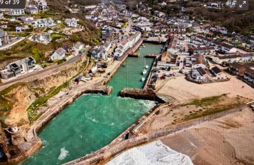 Simply the best ! 4 min walk to Beach, Pubs, Restaurants, Shops, Htd Pool, Hottub, Games rm, 1 acre Garden, BBQ's Coast to Coast cycle path, Beautiful, Bassets acre, Only six 1-3 bedroom SUPERB apartments, Free Parking and WIFI - Foto 31