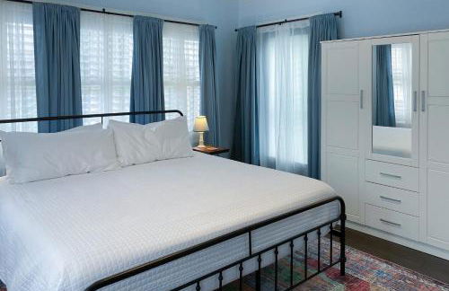 Charming home with pool, enclosed yard, patio & great Woodlawn Lake location - Foto 28