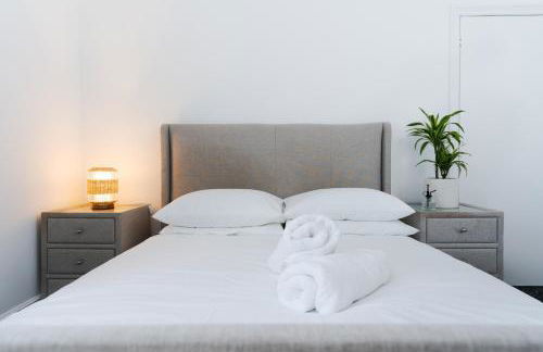 King Size Bed with Wardrobe - Foto 2