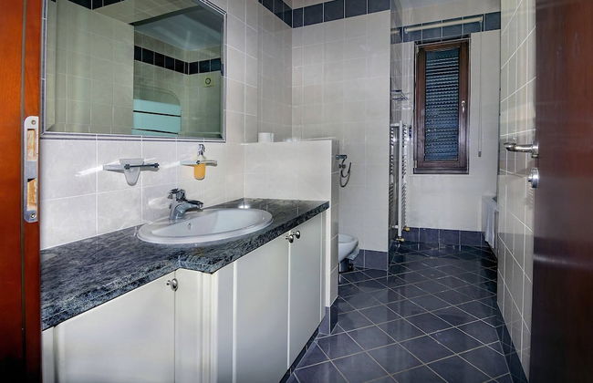 Incredible Large Villa In Paphos Sleeps 14 Children Pool, Jacuzzi, Huge Garden - Foto 29