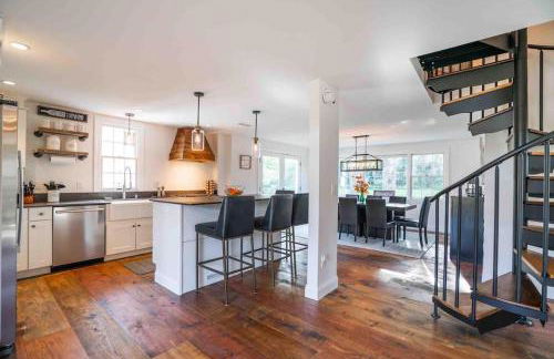 The Villa - Industrial Farmhouse with Hot Tub - Photo 16