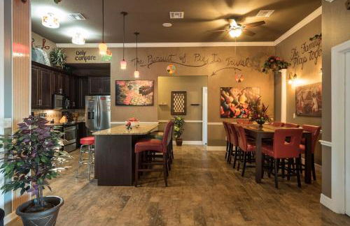 Lakefront Mansion on 10 Acres - Sleeps 15-45 - Foto 28