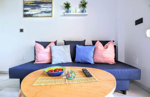 Blue Marine Home - Parking, Pool, AC, WiFi - Photo 12