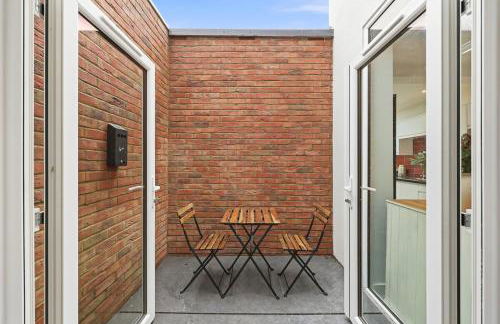 Unique 5 Bedroom 4 Bathroom House with Self-Contained-Studio - Excellent Location - Pool Table, Super-Fast Wifi, Smart TV and Self-Check-In by Yoko Property - Photo 6