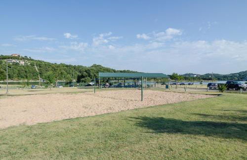 Remodeled Historic Lakefront Gem Overlooking Lake Travis and Jones Brothers Park *Great for Families and Groups* - Foto 33