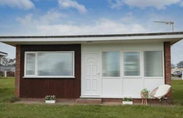 2 Bed Chalet Sleeps 4- Parking, Garden, Near Beach - Foto 11