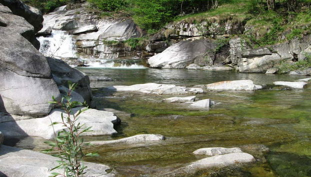Admirando o rio Toce