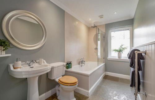 Scenic Oaklodge with wood burner - Photo 6