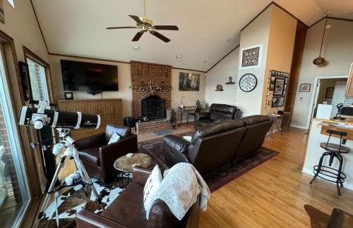 Romantic Getaway or Family Vacay with Mountain Views & Hot Tub - Foto 40