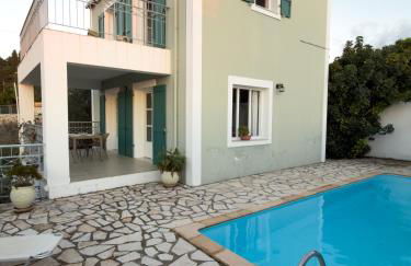 Regina Villa - Photo 1