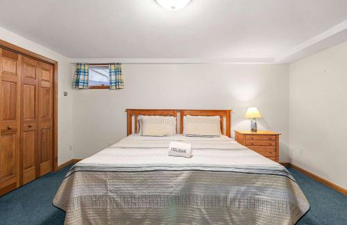 Spacious Home with Direct Pond Access! - Foto 31