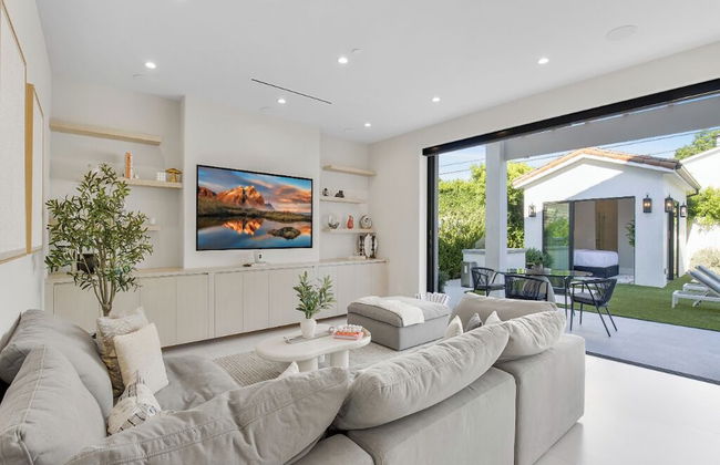 Villa Camellia - Charming 5 BR Home in the Heart of Studio City - Photo 34