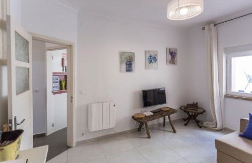 1-Bedroom Flat with Terrace, near Metro & Arena - Photo 22