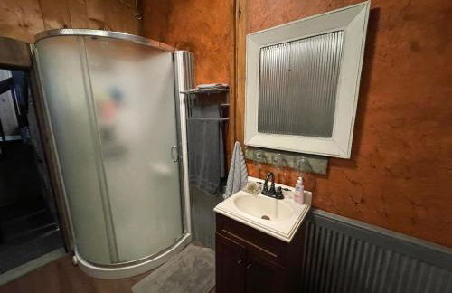 Rustic Mountaintop Cabin on small farm with WiFi - Foto 28