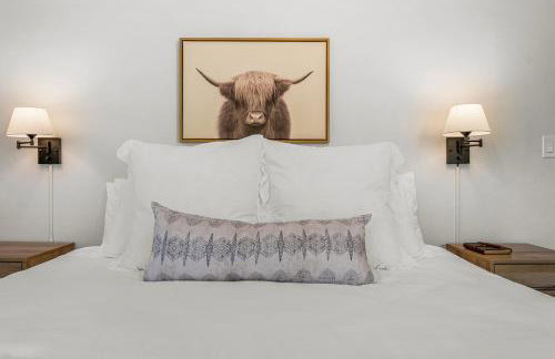 Cozy Riverfront Cabin with Fireplace & Deck - Foto 28