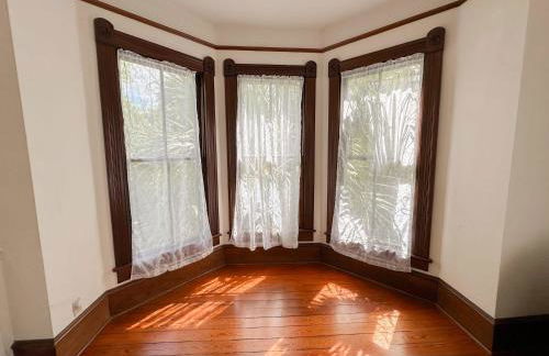 Cozy Victorian Apartment Downtown Sleeps 5 - Foto 17