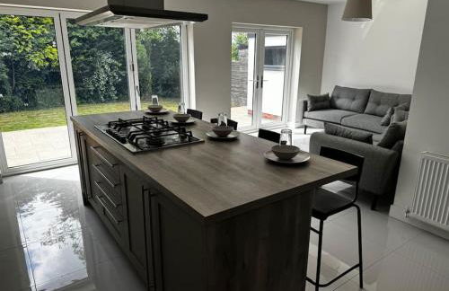 Brand New 4 Bed Deluxe Modern Villa - Sleeps 9 - Private Parking & Garden - Foto 15