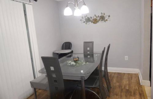 Beautiful 2-Bedroom Condo Near Universal and other Orlando Attractions, King Bed & Wi-Fi - Foto 7