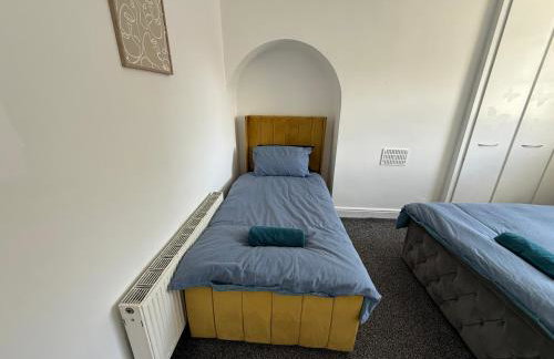 Central 3BR Home - Huddersfield Serviced Accomodation - Walk to Station & Town - Business Travellers - Families - Students - Photo 24