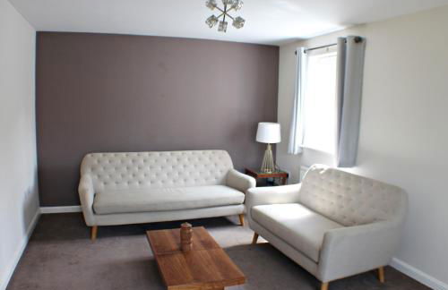 The Silverstone House. Comfort, Convenience and no hassle at the doorstep of Silverstone Race Circuit. - Photo 4