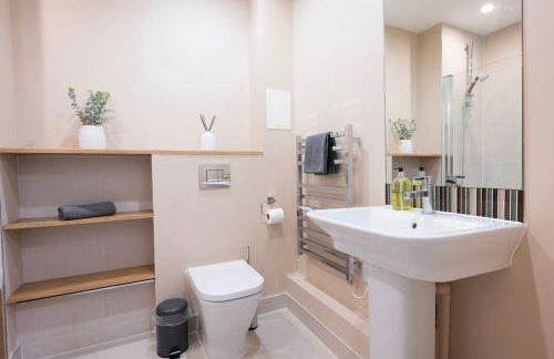 Modern 1BR Apt - Sleeps 4 - Parking - Balcony - Foto 12