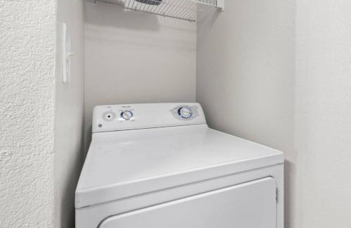 Modern 2BR near Downtown Pool, Gym, Free Parking - Foto 14