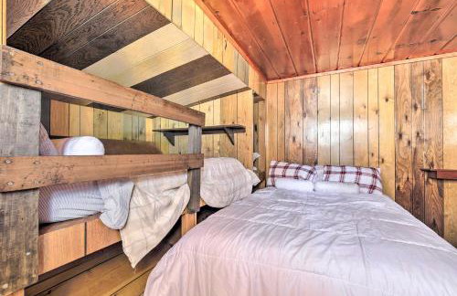 Retro Rhinelander Lake Retreat with Fire Pit! - Foto 25