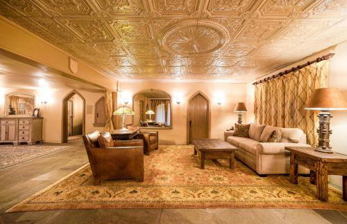 HIGHLANDS CASTLE overlooking Lake George plus 2 other CASTLES & SUITES - Foto 66