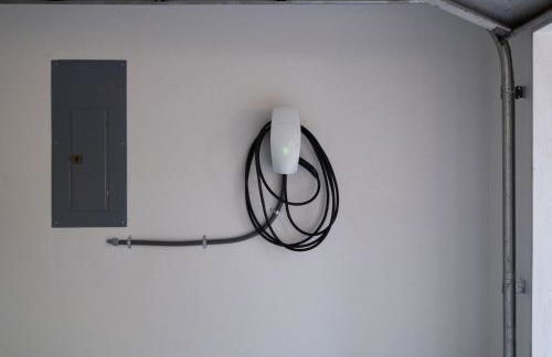 The Recharge - Springs , Tesla & EV Station , Pets - Foto 17