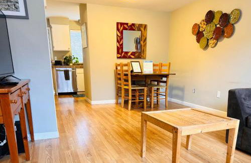 Luxe on Penn Family Friendly, Toddler amenities, baby proof with baby gate, toys, bath toys, cups and plates, Separate Workstation with Desk and Monitor, located in desirable SE Boise next to the Greenbelt and Boise River - Foto 6