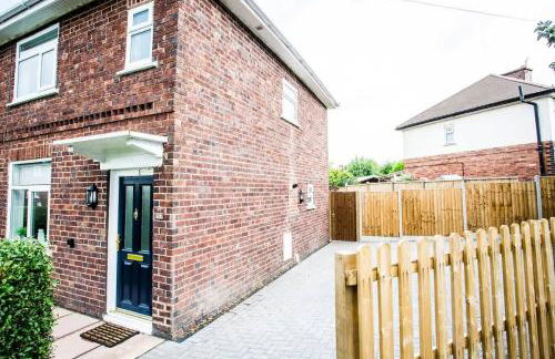 Halford House 3 Bed Town Centre Home from Home with Parking for 2 cars Prime Location Tamworth - Photo 20