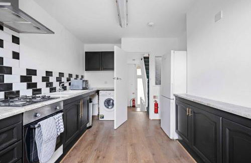 Parea Living - Hackney, 4-Bedroom Victorian House w Big Garden - Foto 31