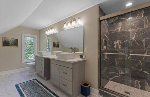 5bd Movie Theater - 7mins to UND - Backyard BBQ - Foto 27