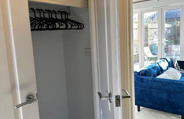 Three-bedroom modern family home by the pond with free parking - Photo 5