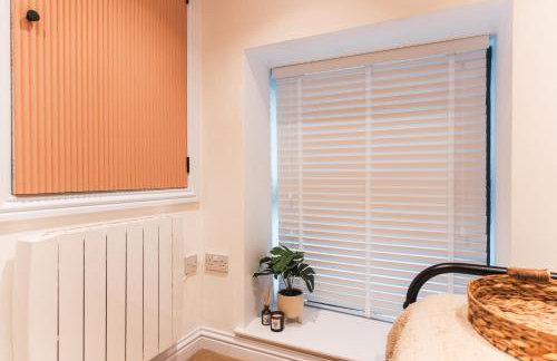 Wych Cottage, Striking 2 Bed, Parking, King Bed, First Floor Flat - Foto 11