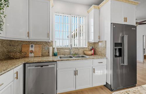 Entire Private Home with 4 Bedrooms 2 Bathrooms, Pool, View, 4 Parking, King Bed, Big Yard, Available Now - Foto 32