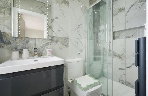 Stylish Home With Free Parking And Easy City Access - Photo 47