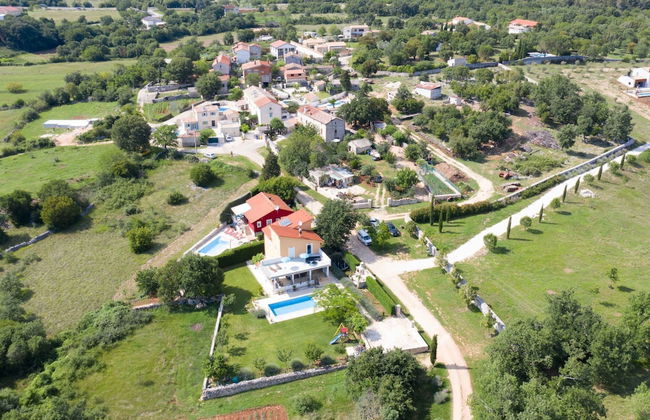 Exquisite Secluded Villa With Pool - Photo 42