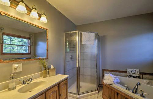 Private Family Home with Deck, Porch and Forest Views! - Foto 15