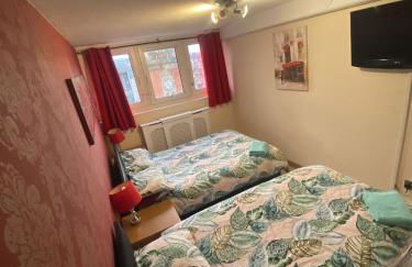 "Snooze Central" - City Centre Apartments above Victoria Centre Shopping Centre with full Kitchen in Milton Street - up to 4 Beds - most Central Location next to the Hilton Hotel - Outdoor Parking for Cars or Vans five pounds a day - Sunday 1pm Check-Out - Photo 48