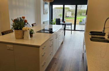 Large spacious home, great location, near transport links - Foto 1