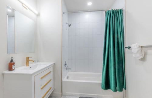 Emerald Escape, Free Parking, 2 Bath, Sleeps 8 Near American Dream and The Airport, King Bed and 2 Queen Beds, Washer and Dryer - Foto 26