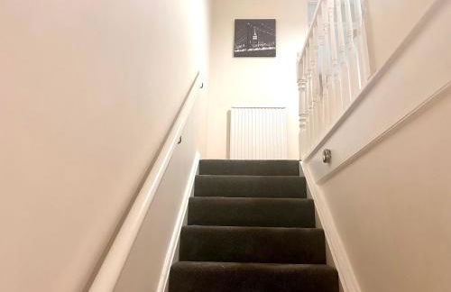 Cosy and spacious Home -Free parking, Free WiFi- sleeps 5 by FINNA Properties Ltd - Foto 9