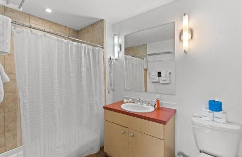 Lakeside luxury with hot tub and pool - Foto 28