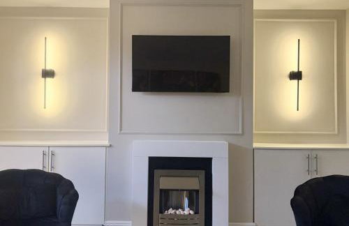 Luxury Harborne Home, Perfect for Contractors & Families 5 Mins from QE & Uni - Photo 2