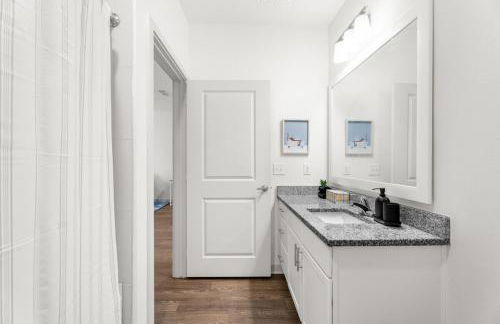 Trendy 1BR Apt with King Bed Pool Gym and Close to Beach - Foto 11