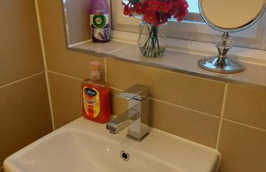 Beautiful 4-Bedroom House with Private Garden & Parking - Foto 38