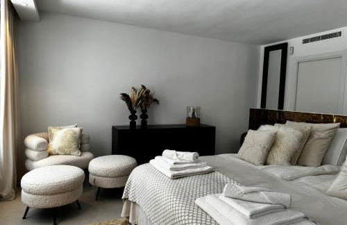 Marbella Bliss - Luxury 4-Bedroom VILLA with Garden, Private POOL & Jacuzzi, Marbesa near- 5 min to the Cabopino Beach - Photo 76